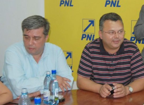 Directorii PNL-işti din deconcentrate nu îşi vor da demisiile de onoare